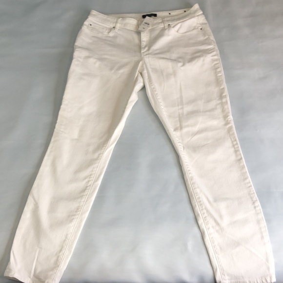 Ann Taylor THE SKINNY IN CURVY White Jean
Size 10 - Picture 6 of 9